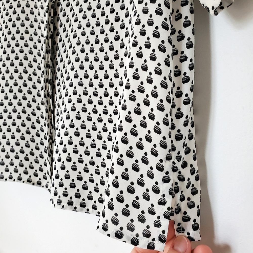 H&M Short Sleeved Button Up White & Black Retro Patterned Flowy Blouse (Size 2) - Picture 9 of 9